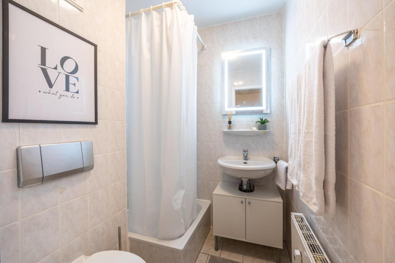 Eg Wohnung, Zentral, Anbindung, Mit Grosser Terrasse Dresde